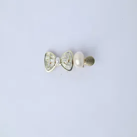 Bow shape with pearl hairpin